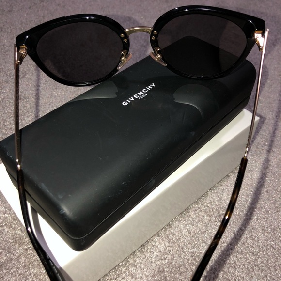 Authentic Givenchy sunglasses 😎 - Picture 4 of 10